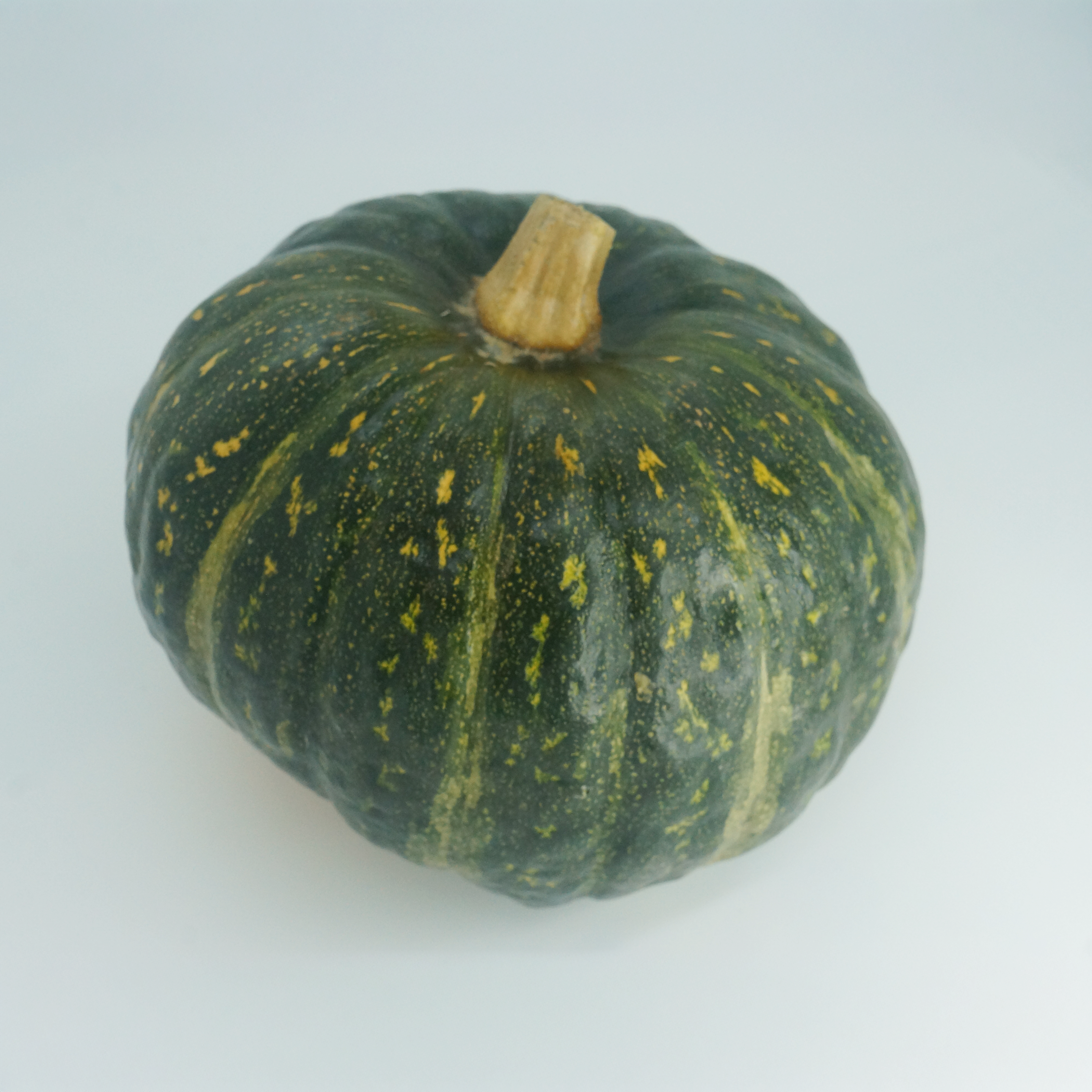Abóbora Cabotiá inteira ou fatiada 1kg - polpa doce e nutritiva para sopas, aAbóbora Cabotiá inteira ou fatiada 1kg - polpa doce e nutritiva para sopas, assados e doces.ssados e doces.