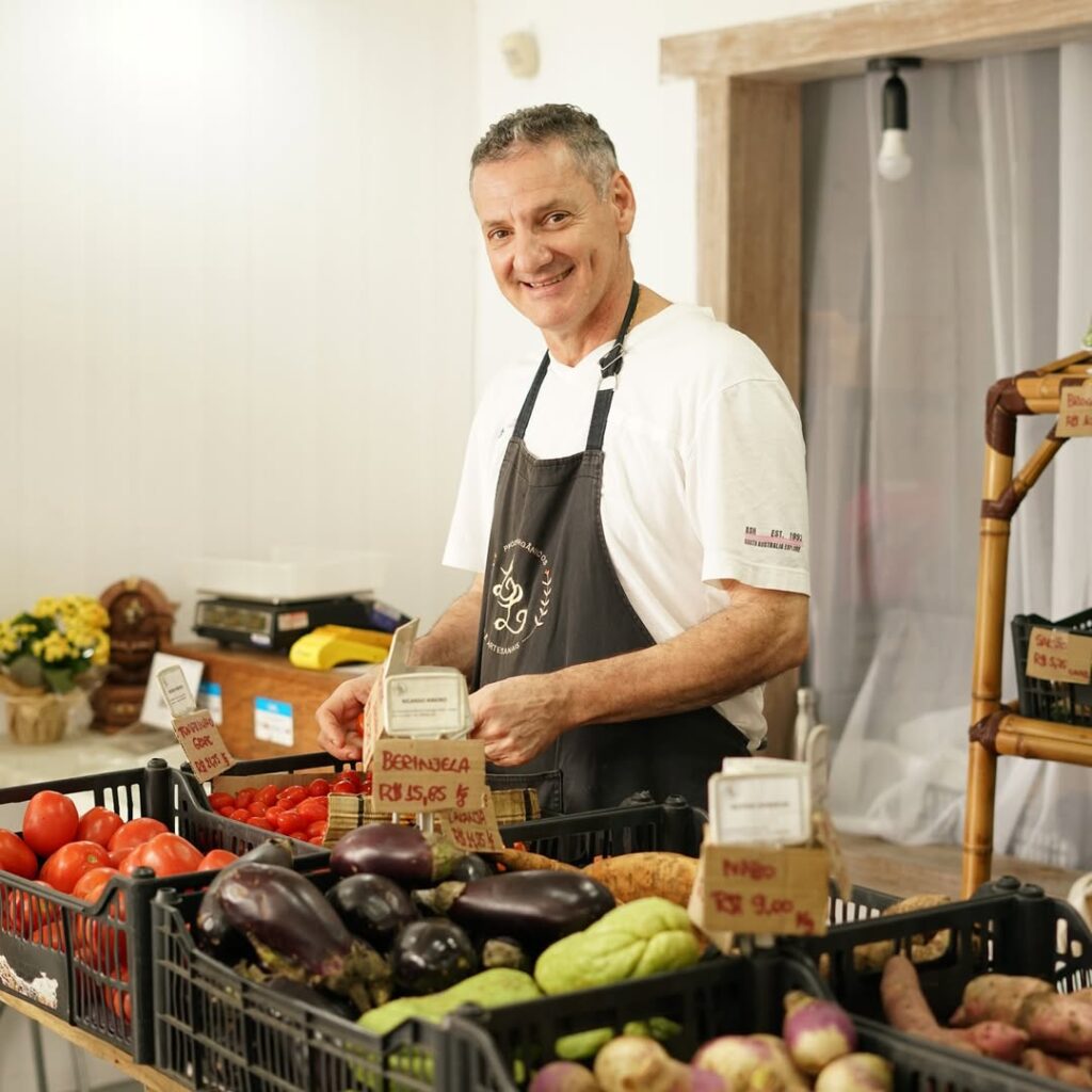 Norbeto escolhendo produtos na loja